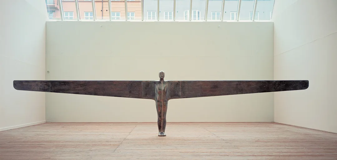安東尼·葛姆雷 Antony Gormley (b.1950)｜A Case for an Angel II｜1990｜Plaster, fibreglass, lead, steel and air｜197x858x46cm