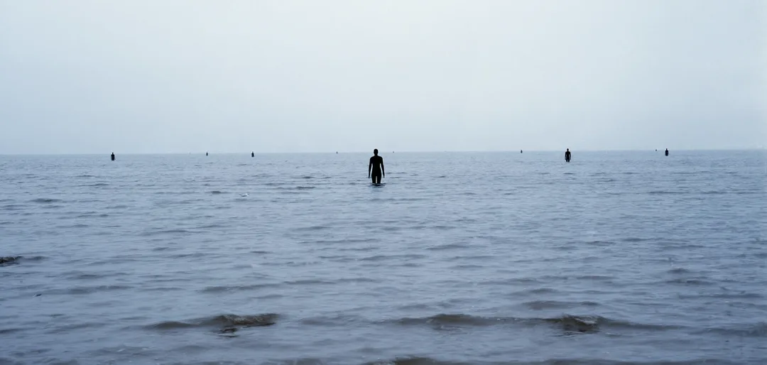 安東尼·葛姆雷 Antony Gormley (b.1950)｜別處 Another Place (德國庫克斯港淺灘裝置藝術)｜1997｜鑄鐵｜100 artworks，53x29x189cm (each)