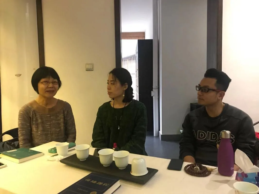 我的母親（左一）在2018年1月的莫干山遊學課堂上與學員交流