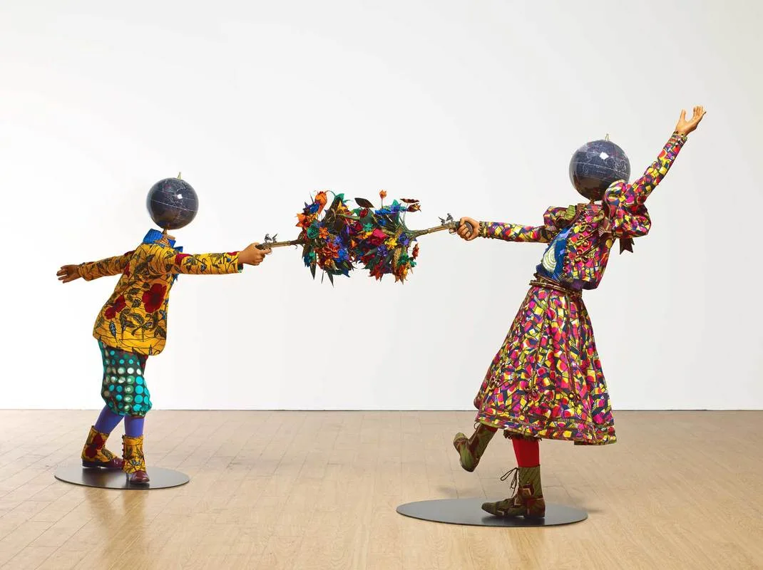 因卡·修尼巴爾 Yinka Shonibare MBE (b.1962)｜Flower Power Kids (Dueling)｜2014｜玻璃鋼模特、複合媒材｜138x270x50cm